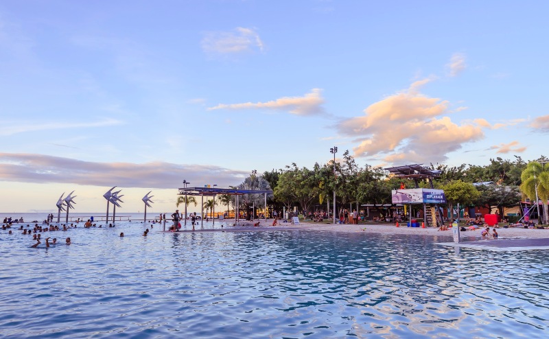 Cairns Lagoon saat matahari terbenam 