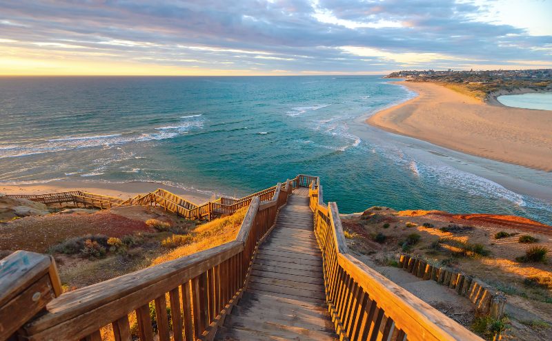 Boardwalk South Port Beach saat matahari terbenam, Port Noarlunga, Australia Selatan