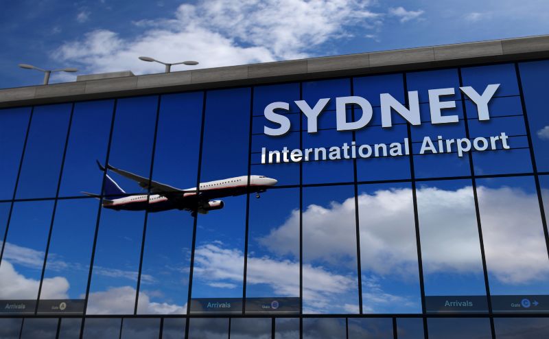 Pesawat jet mendarat di Sydney, Australia Tiba di kota dengan kaca terminal bandara dan pantulan pesawat. 