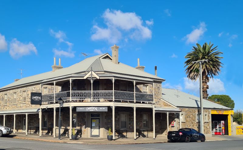 view of Commercial Hotel Strathalbyn SA from the corner