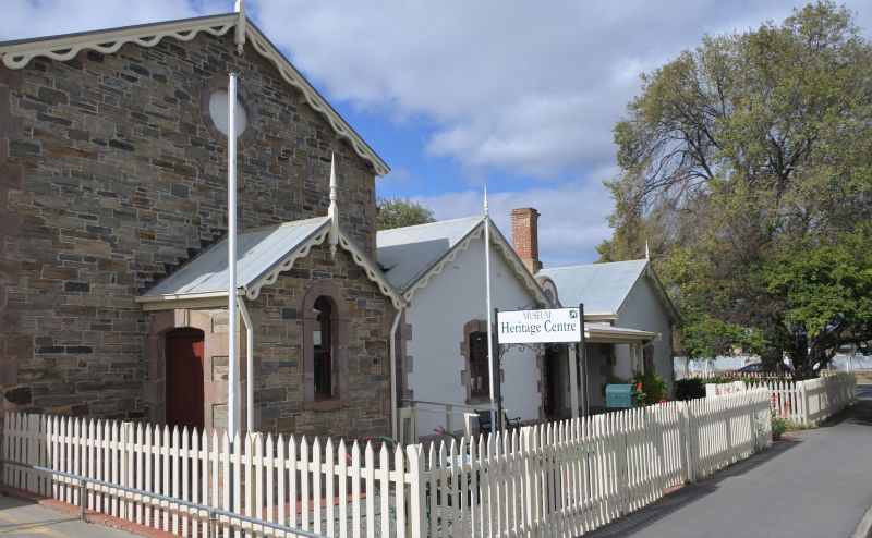 National Trust Museum di Strathalbyn di atas tanah yang merupakan tempat pertemuan suku Aborigin Peramangk dan Ngarrindjeri.