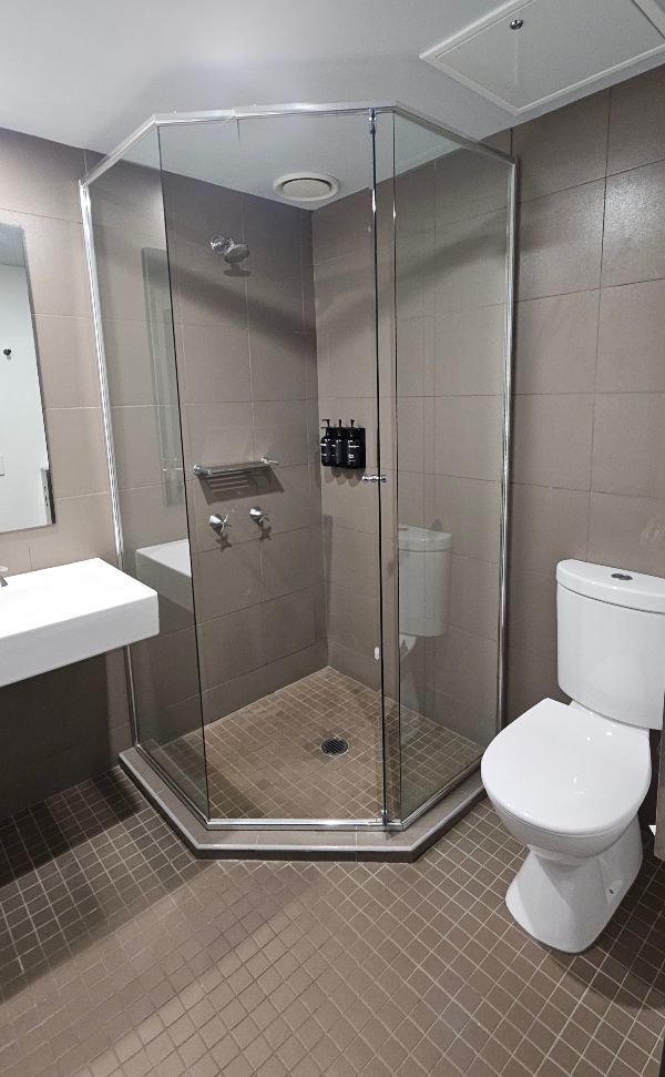 YHA Sydney ensuite